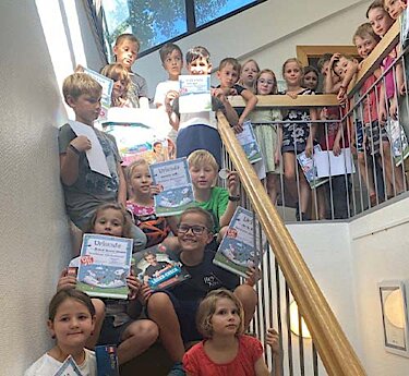  Die glücklichen Gewinnerinnen und Gewinner auf der Treppe mit Ihren Urkunden